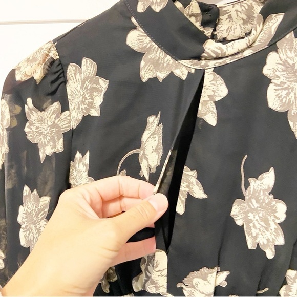 Topshop | Women’s Black and Cream Floral Rose Keyhole Long Sleeve Romper Size 2 - Picture 7 of 9